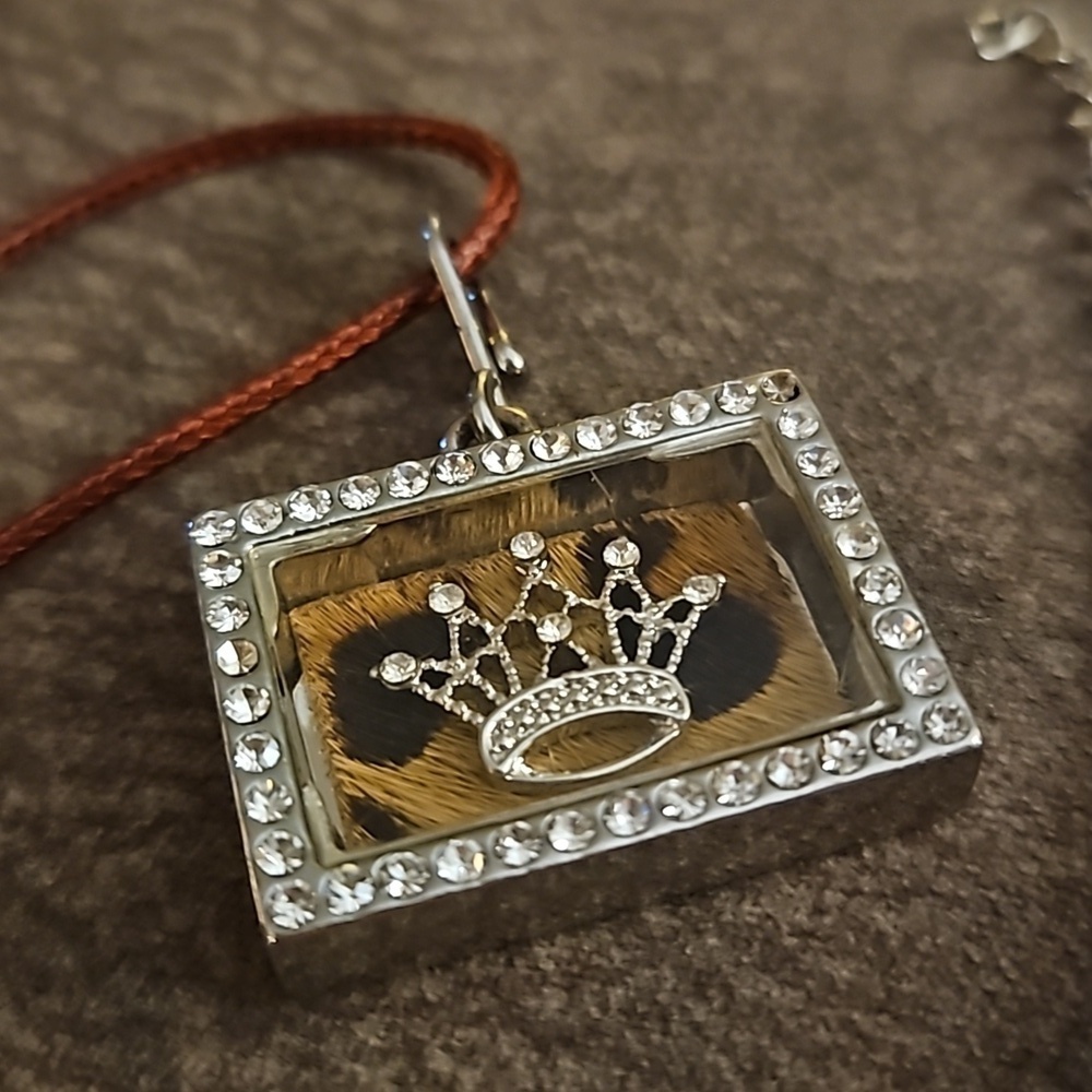 3/$30 VTG Rhinestone Crown Cheetah Print Shadow Box Pendant Rope Necklace - Picture 3 of 5